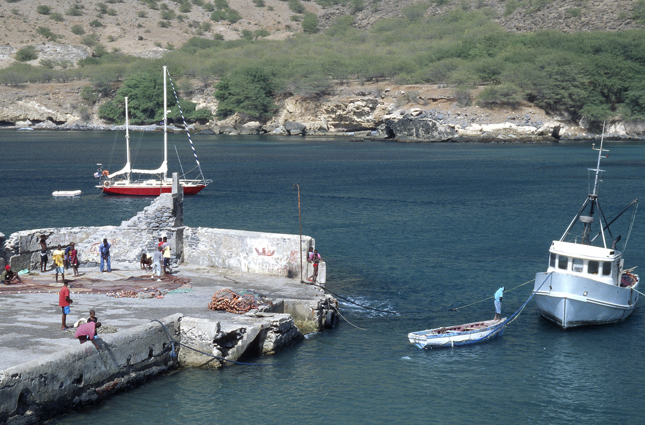 cve05_195m zoom.jpg - Santiago Tarrafal et environs Tarrafal, un port naguère actif, mais désormais endormi